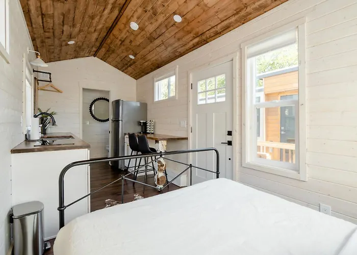 Stay Portland - The Tiny Farmhouse On Alberta
